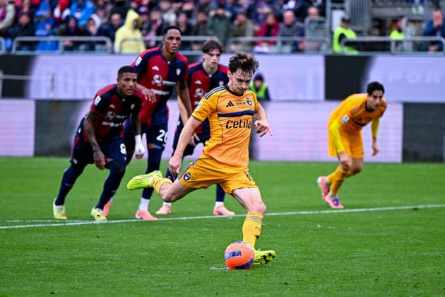 Pisa s MattÃ o Tramoni scores a penalty kick for 0-1 during the Serie A soccer match between Cagliari Calcio and Pisa at the Unipol Domus in Cagliari, Sardinia - Sunday, 21 december 2025. - Soccer  Copyright: xGianlucaxZuddas LaPressex