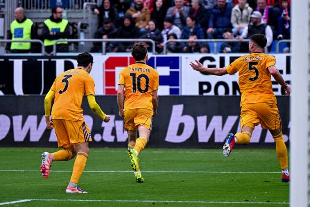 Pisa s MattÃ o Tramoni scores a penalty kick for 0-1 during the Serie A soccer match between Cagliari Calcio and Pisa at the Unipol Domus in Cagliari, Sardinia - Sunday, 21 december 2025. - Soccer  Copyright: xGianlucaxZuddas LaPressex