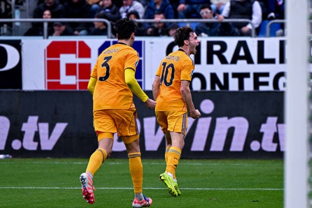 Pisa s MattÃ o Tramoni scores a penalty kick for 0-1 during the Serie A soccer match between Cagliari Calcio and Pisa at the Unipol Domus in Cagliari, Sardinia - Sunday, 21 december 2025. - Soccer  Copyright: xGianlucaxZuddas LaPressex