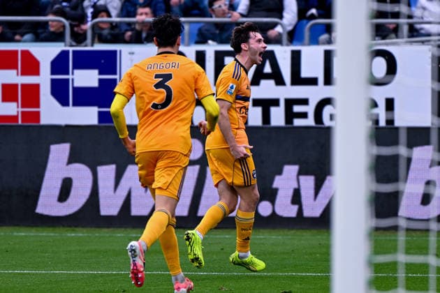 Pisa s MattÃ o Tramoni scores a penalty kick for 0-1 during the Serie A soccer match between Cagliari Calcio and Pisa at the Unipol Domus in Cagliari, Sardinia - Sunday, 21 december 2025. - Soccer  Copyright: xGianlucaxZuddas LaPressex