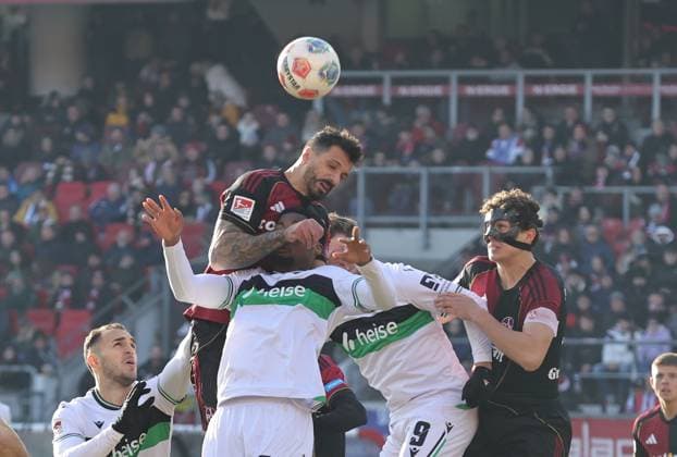 21 12 2025 Soccer Season 2025 2026 2 Soccer Bundesliga 17 Matchday 1 FC Nürnberg FCN Club Hannover 96 H96 Sportfoto Zink DaMa xdaxmax DFL regulations prohibit any use of photographs as image sequences and or quasi video only for editorial use Virgil Ghita 5, Hannover 96 H96 Adriano Grimaldi 33, 1 FC Nürnberg FCN Ime Okon 20, Hannover 96 H96 Benjamin Källman 9, Hannover 96 H96 Fabio Gruber 4, 1 FC Nürnberg FCN in header duel