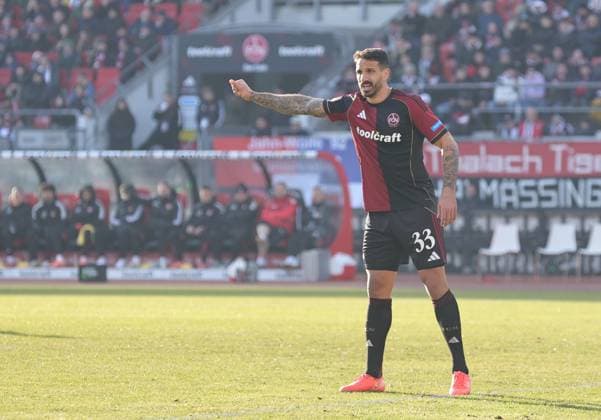 21 12 2025 Soccer season 2025 2026 2 Soccer Bundesliga 17 Matchday 1 FC Nürnberg FCN Club Hannover 96 H96 Sportfoto Zink DaMa xdaxmax DFL regulations prohibit any use of photographs as image sequences and or quasi video only for editorial use Adriano Grimaldi 33, 1 FC Nürnberg FCN indicates gestures directs gives instructions