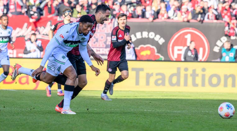 21 12 2025 Soccer Season 2025 2026 2 Soccer Bundesliga 17 Matchday 1 FC Nürnberg FCN Club Hannover 96 H96 Sportfoto Zink xwoxzix DFL regulations prohibit any use of photographs as image sequences and or quasi video only for editorial use Ime Okon 20, Hannover 96 H96 before Adriano Grimaldi 33, 1 FC Nürnberg FCN