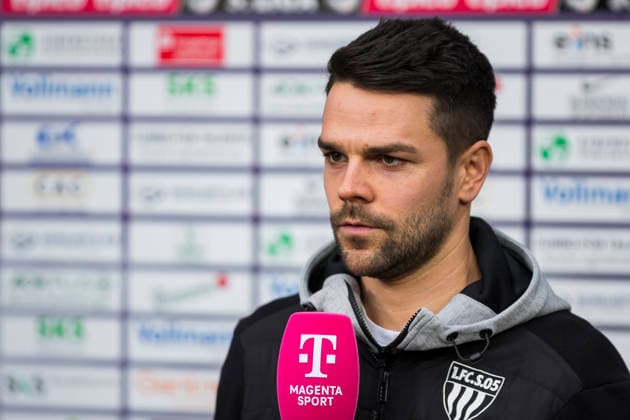 20 12 2025, xomx, Fußball 3 Liga, Erzgebirge Aue 1 FC Schweinfurt 05 v l Victor Kleinhenz 1 FC Schweinfurt 05 Trainer im Interview mit Telekom Magenta Sport Portrait, Portraet, DFL DFB REGULATIONS PROHIBIT ANY USE OF PHOTOGRAPHS as IMAGE SEQUENCES and or QUASI VIDEO Aue