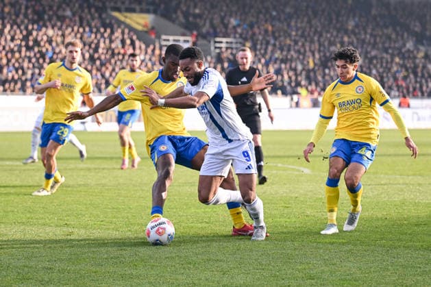 21 12 2025, Football, 2 Bundesliga, Season 2025 2026, Matchday 17, Eintracht Braunschweig FC Schalke 04, Patrick Nkoa Eintracht Braunschweig , Moussa Sylla FC Schalke 04 , xRHR PHOTO YYx Copyright: KROEGER RHR-FOTOx RHR-FOTO YY
