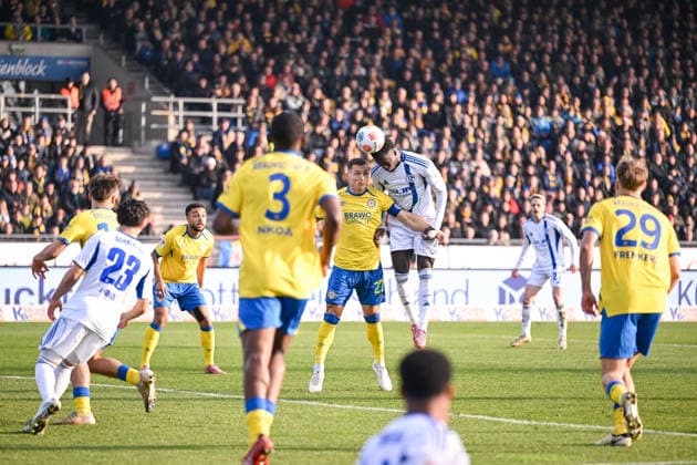 21 12 2025, Football, 2 Bundesliga, Season 2025 2026, Matchday 17, Eintracht Braunschweig FC Schalke 04, Sven Köhler Eintracht Braunschweig , Christian Gomis FC Schalke 04 xRHR PHOTO YYx Copyright: KROEGER RHR-FOTOx RHR-FOTO YY