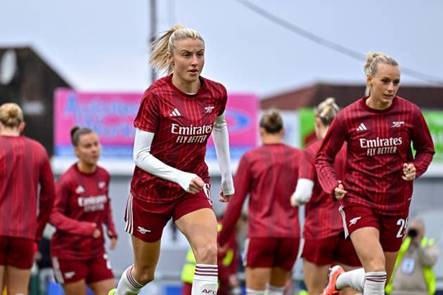Leah Williamson of Arsenal warms up prior to the Subway Women s League Cup Quarter Final match between Crystal Palace and Arsenal at VBS Community Stadium on December 21, 2025 in Sutton, England. Copyright: xYaroslavxDunkax xSPPx Sportspressphoto_SPR75850