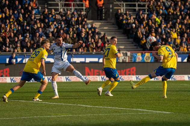 Germany, Soccer, 2 Bundesliga, Matchday 17 2025 2026 Eintracht Braunschweig Schalke 04 on 21 12 in Braunschweig Eintracht Stadion Erencan Yardimci Eintracht Braunschweig 9 Lukas Frenkert Eintracht Braunschweig 29 Sven Köhler Eintracht Braunschweig 27 Mertcan Ayhan FC Schalke 04 43 Copyright: xSvenxHeidmannx