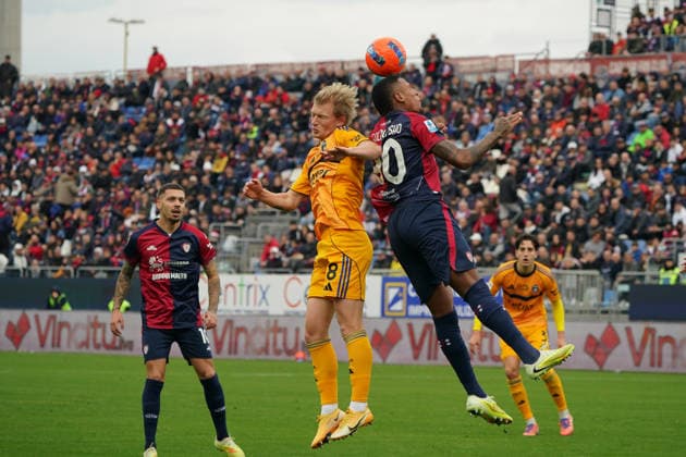 Cagliari Calcio v Pisa SC - Serie A Michael Folorusho ( 90 Cagliari Calcio) and Malthe Hojholt (Pisa SC) participate in the Serie A TIM match between Cagliari Calcio and Pisa SC in Italy on December 21, 2025 Cagliari Italy  Copyright: xAlessandroxToccox originalFilename:alessandro-cagliari251221_npjbC.jpg