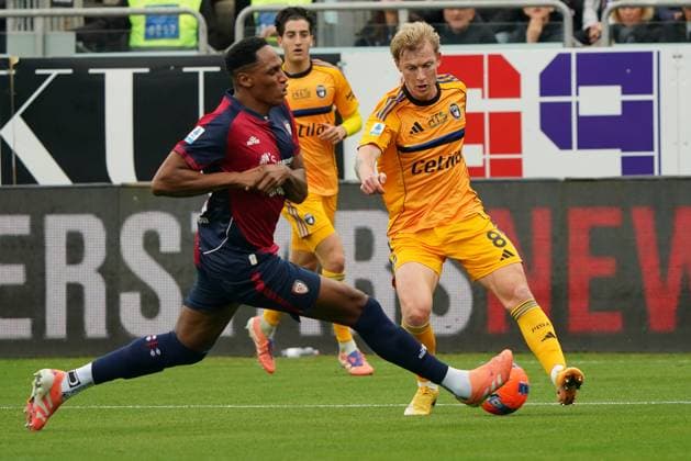 Cagliari Calcio v Pisa SC - Serie A Malthe Hojholt of Pisa SC and Yerry Mina, number 26 of Cagliari Calcio, play during the Serie A TIM match between Cagliari Calcio and Pisa SC in Italy on December 21, 2025. Cagliari Italy  Copyright: xAlessandroxToccox originalFilename:alessandro-cagliari251221_np0HT.jpg