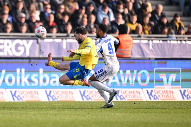 21 12 2025, Football, 2 Bundesliga, Season 2025 2026, Matchday 17, Eintracht Braunschweig FC Schalke 04, Mehmet Aydin Eintracht Braunschweig , Moussa Sylla FC Schalke 04 xRHR PHOTO YYx Copyright: KROEGER RHR-FOTOx RHR-FOTO YY