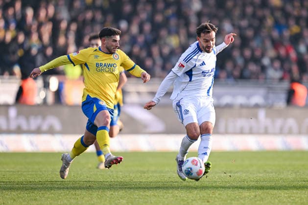 21 12 2025, Football, 2 Bundesliga, Season 2025 2026, Matchday 17, Eintracht Braunschweig FC Schalke 04, Robin Heußer Eintracht Braunschweig , Kenan Karaman FC Schalke 04 xRHR PHOTO YYx Copyright: KROEGER RHR-FOTOx RHR-FOTO YY