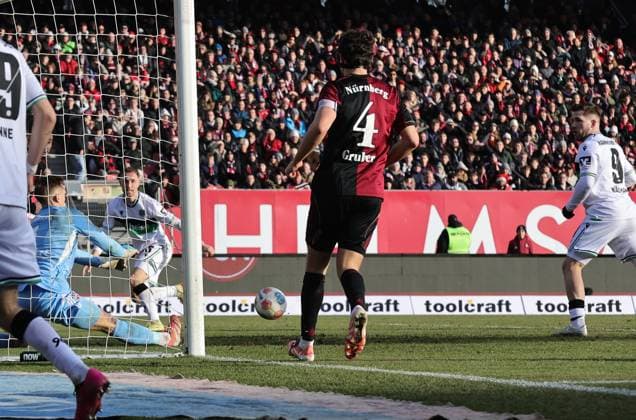 21 12 2025 Soccer Season 2025 2026 2 Soccer Bundesliga 17 Matchday 1 FC Nürnberg FCN Club Hannover 96 H96 Sportfoto Zink DaMa xdaxmax DFL regulations prohibit any use of photographs as image sequences and or quasi video only for editorial use Benjamin Källman 9, Hannover 96 H96 mit Torschuss gg Jan Reichert 1, 1 FC Nürnberg FCN
