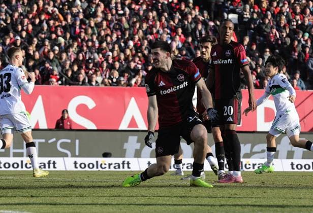 21 12 2025 Soccer Season 2025 2026 2 Soccer Bundesliga 17 Matchday 1 FC Nürnberg FCN Club Hannover 96 H96 Sportfoto Zink DaMa xdaxmax DFL regulations prohibit any use of photographs as image sequences and or quasi video only for editorial use Luka Lochoshvili 24, 1 FC Nürnberg FCN Tom Baack 5, 1 FC Nürnberg FCN Pape Demba Diop 20, 1 FC Nürnberg FCN disappointed Disappointment after conceding goal