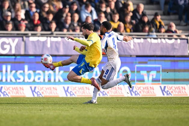 21 12 2025, Football, 2 Bundesliga, Season 2025 2026, Matchday 17, Eintracht Braunschweig FC Schalke 04, Mehmet Aydin Eintracht Braunschweig , Moussa Sylla FC Schalke 04 xRHR PHOTO YYx Copyright: KROEGER RHR-FOTOx RHR-FOTO YY