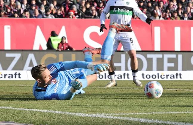 21 12 2025 Soccer Season 2025 2026 2 Soccer Bundesliga 17 Matchday 1 FC Nürnberg FCN Club Hannover 96 H96 Sportfoto Zink DaMa xdaxmax DFL regulations prohibit any use of photographs as image sequences and or quasi video only for editorial use Jan Reichert 1, 1 FC Nürnberg FCN wirft sich nach Ball