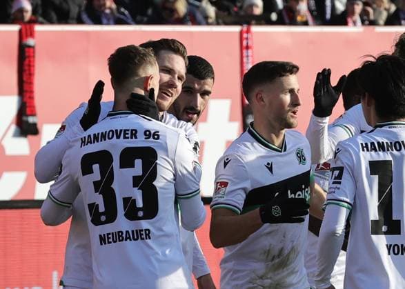 21 12 2025 Soccer season 2025 2026 2 Soccer Bundesliga 17 Matchday 1 FC Nürnberg FCN Club Hannover 96 H96 Sportfoto Zink DaMa xdaxmax DFL regulations prohibit any use of photographs as image sequences and or quasi video only for editorial use Jubel Freude Torjubel nach Tor zum 0 1 Benjamin Källman 9, Hannover 96 H96 und Mannschaft Team jubelt freut sich Torschütze Benjamin Källman 9, Hannover 96 H96