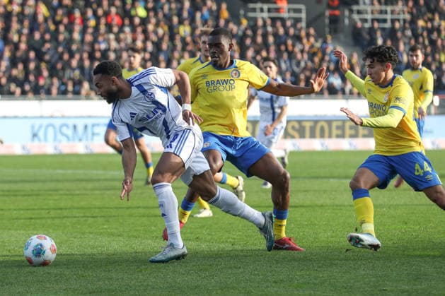 21 12 2025, xtgx, Football 2 Bundesliga, Eintracht Braunschweig FC Schalke 04 v l Moussa Sylla Schalke, 9 , Patrick Nkoa Braunschweig duel, fight, tackle DFL DFB REGULATIONS PROHIBIT ANY USE OF PHOTOGRAPHS as IMAGE SEQUENCES and or QUASI VIDEO Braunschweig