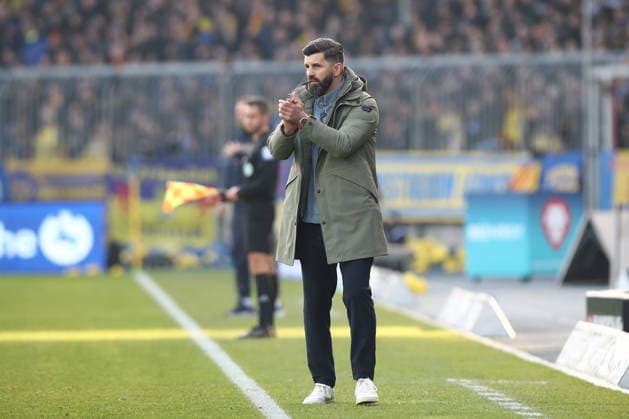 21 12 2025, xtgx, Fußball 2 Bundesliga, Eintracht Braunschweig FC Schalke 04 v l Miron Muslic Schalke, Trainer gibt Anweisungen, gestikuliert mit den Armen, gesticulate, gives instructions DFL DFB REGULATIONS PROHIBIT ANY USE OF PHOTOGRAPHS as IMAGE SEQUENCES and or QUASI VIDEO Braunschweig