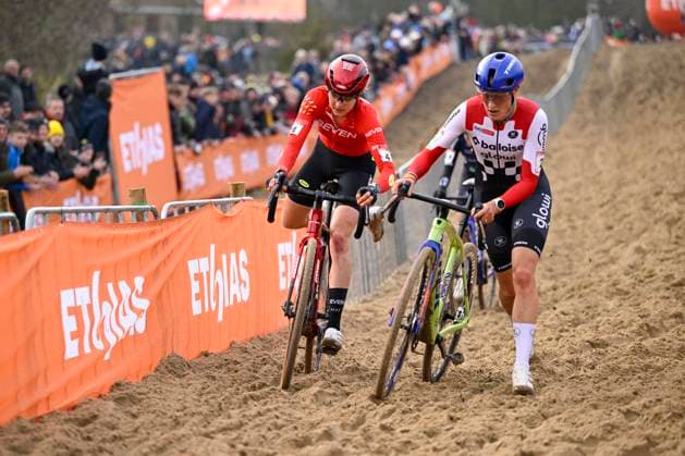 UCI Cyclocross World Cup 2025-2026 Koksijde KOKSIJDE, BELGIUM - DECEMBER 21 : Van Alphen Aniek of Seven Racing, Van Der Heijden Inge (NED) of Crelan - Corendon in action during the 6th leg of the Koksijde UCI Cyclocross World Cup 2025-2026 a cyclocross race for Women Elite on December 21, 2025 in Koksijde, Belgium, 21 12 2025 ( Koksijde Belgium  Copyright: xNicoxVereeckenx