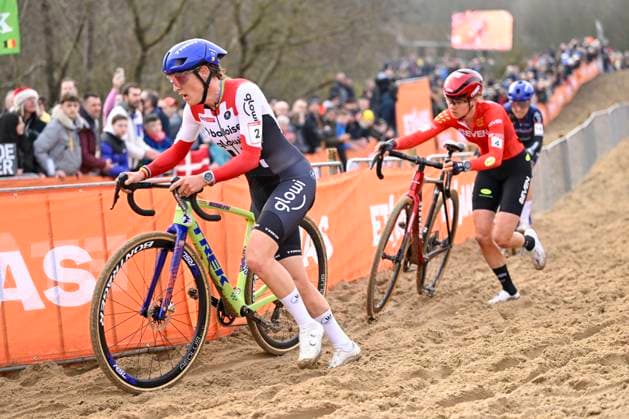 UCI Cyclocross World Cup 2025-2026 Koksijde KOKSIJDE, BELGIUM - DECEMBER 21 : Van Alphen Aniek of Seven Racing, Van Der Heijden Inge (NED) of Crelan - Corendon in action during the 6th leg of the Koksijde UCI Cyclocross World Cup 2025-2026 a cyclocross race for Women Elite on December 21, 2025 in Koksijde, Belgium, 21 12 2025 ( Koksijde Belgium  Copyright: xNicoxVereeckenx