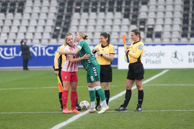 Google Pixel Womens Bundesliga SC Freiburg vs SV Werder Bremen, 21 12 2025 Lisa Karl SC Freiburg, 2 and Lina Hausicke SV Werder Bremen, 18 hugging each other during the pitch selection Google Pixel Womens Bundesliga SC Freiburg vs SV Werder Bremen, Dreisamstadion, 21 12 2025 DFB DFL REGULATIONS PROHIBIT ANY USE OF PHOTOGRAPHS AS IMAGE SEQUENCES AND OR QUASI VIDEO Copyright: xBEAUTIFULxSPORTS Boscox