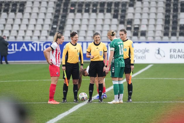 Google Pixel Womens Bundesliga SC Freiburg vs SV Werder Bremen, 21 12 2025 Captains Lisa Karl SC Freiburg, 2 and Lina Hausicke SV Werder Bremen, 18 with Angelika Söder Referee Google Pixel Womens Bundesliga SC Freiburg vs SV Werder Bremen, Dreisamstadion, 21 12 2025 DFB DFL REGULATIONS PROHIBIT ANY USE OF PHOTOGRAPHS AS IMAGE SEQUENCES AND OR QUASI VIDEO Copyright: xBEAUTIFULxSPORTS Boscox