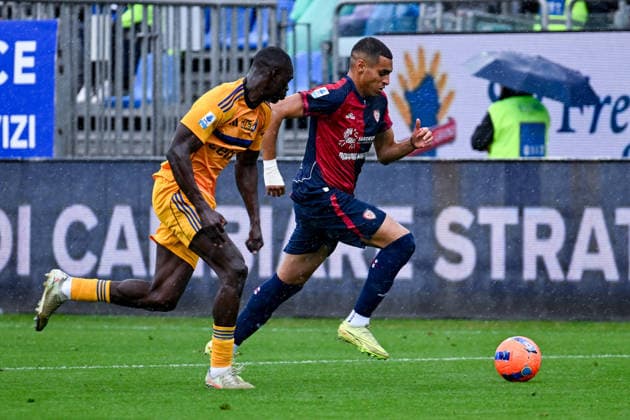 Cagliari s Riyad Idrissi in action during the Serie A soccer match between Cagliari Calcio and Pisa at the Unipol Domus in Cagliari, Sardinia - Sunday, 21 december 2025. - Soccer  Copyright: xGianlucaxZuddas LaPressex