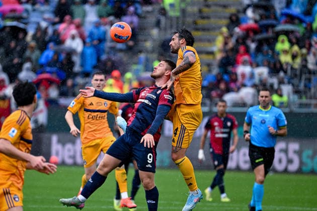 Cagliari s Semih KÄ±lÄ±csoy in action during the Serie A soccer match between Cagliari Calcio and Pisa at the Unipol Domus in Cagliari, Sardinia - Sunday, 21 december 2025. - Soccer  Copyright: xGianlucaxZuddas LaPressex