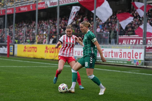 Google Pixel Womens Bundesliga SC Freiburg vs SV Werder Bremen, 21 12 2025 Lina Hausicke SV Werder Bremen, 18 with the ball Google Pixel Womens Bundesliga SC Freiburg vs SV Werder Bremen, Dreisamstadion, 21 12 2025 DFB DFL REGULATIONS PROHIBIT ANY USE OF PHOTOGRAPHS AS IMAGE SEQUENCES AND OR QUASI VIDEO Copyright: xBEAUTIFULxSPORTS Boscox