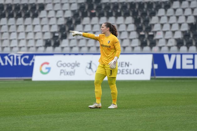 Google Pixel Womens Bundesliga SC Freiburg vs SV Werder Bremen, 21 12 2025 Laura Benkarth SC Freiburg, 1 Google Pixel Womens Bundesliga SC Freiburg vs SV Werder Bremen, Dreisamstadion, 21 12 2025 DFB DFL REGULATIONS PROHIBIT ANY USE OF PHOTOGRAPHS AS IMAGE SEQUENCES AND OR QUASI VIDEO Copyright: xBEAUTIFULxSPORTS Boscox