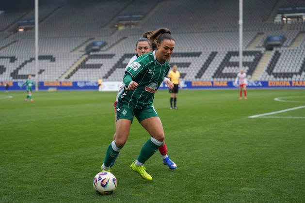 Google Pixel Womens Bundesliga SC Freiburg vs SV Werder Bremen, 21 12 2025 Duel between Leela Egli SC Freiburg, 20 and Maja Sternad SV Werder Bremen, 11 Google Pixel Womens Bundesliga SC Freiburg vs SV Werder Bremen, Dreisamstadion, 21 12 2025 DFB DFL REGULATIONS PROHIBIT ANY USE OF PHOTOGRAPHS AS IMAGE SEQUENCES AND OR QUASI VIDEO Copyright: xBEAUTIFULxSPORTS Boscox
