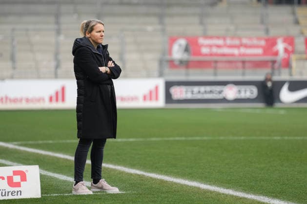 Google Pixel Frauen Bundesliga SC Freiburg vs SV Werder Bremen, 21 12 2025 Friederike Kromp SV Werder Bremen, Trainer Google Pixel Frauen Bundesliga SC Freiburg vs SV Werder Bremen, Dreisamstadion, 21 12 2025 DFB DFL REGULATIONS PROHIBIT ANY USE OF PHOTOGRAPHS AS IMAGE SEQUENCES AND OR QUASI VIDEO Copyright: xBEAUTIFULxSPORTS Boscox