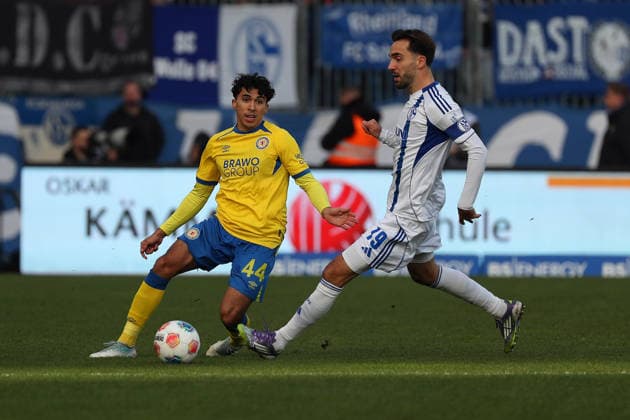 Braunschweig vs Schalke 04, 2 BL Braunschweig, 21 12 2025, FOOTBALL Eintracht Braunschweig vs FC Schalke 04, 2 BL, Season 2025 26 Johan Gomez Eintracht Braunschweig , Ron Schallenberg FC Schalke 04 Braunschweig