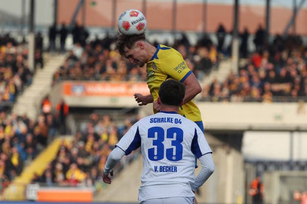 Braunschweig vs Schalke 04, 2 BL Braunschweig, 21 12 2025, FUßBALL Eintracht Braunschweig vs FC Schalke 04, 2 BL, Season 2025 26 Lukas Frenkert Eintracht Braunschweig , Vitalie Becker FC Schalke 04 Braunschweig