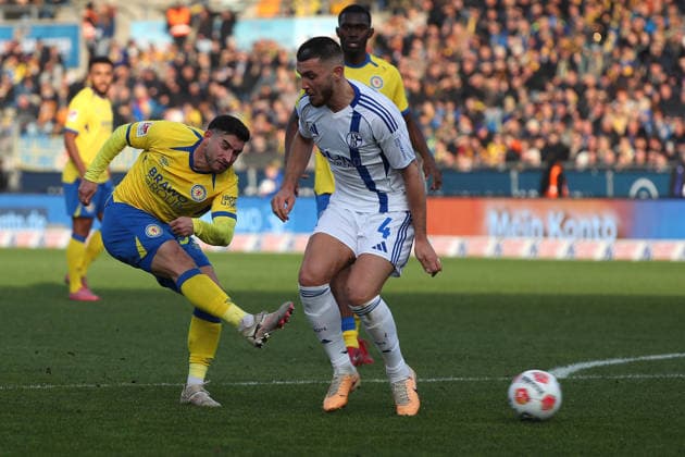 Braunschweig vs Schalke 04, 2 BL Braunschweig, 21 12 2025, FOOTBALL Eintracht Braunschweig vs FC Schalke 04, 2 BL, Season 2025 26 Robin Heußer Eintracht Braunschweig , Hasan Kurucay FC Schalke 04 Braunschweig