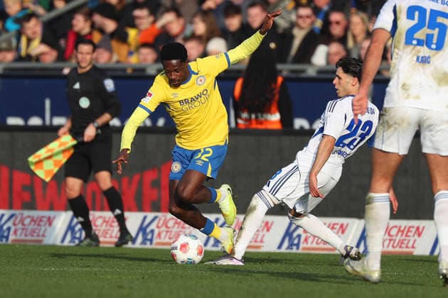Braunschweig vs Schalke 04, 2 BL Braunschweig, 21 12 2025, FOOTBALL Eintracht Braunschweig vs FC Schalke 04, 2 BL, Season 2025 26 Christian Conteh Eintracht Braunschweig , Soufiane El Faouzi FC Schalke 04 Braunschweig