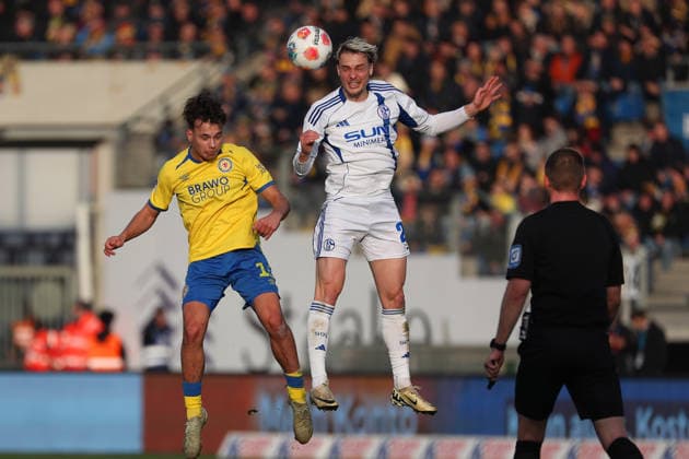 Braunschweig vs Schalke 04, 2 BL Braunschweig, 21 12 2025, FOOTBALL Eintracht Braunschweig vs FC Schalke 04, 2 BL, Season 2025 26 Max Marie Eintracht Braunschweig , Finn Porath FC Schalke 04 Braunschweig