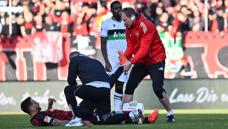 21 12 2025 Soccer Season 2025 2026 2 Soccer Bundesliga 17 Matchday 1 FC Nürnberg FCN Club Hannover 96 H96 Sportfoto Zink xwoxzix DFL regulations prohibit any use of photographs as image sequences and or quasi video only for editorial use Adriano Grimaldi 33, 1 FC Nürnberg FCN battered on the ground Prof Dr Werner Krutsch team doctor 1 FC Nürnberg FCN