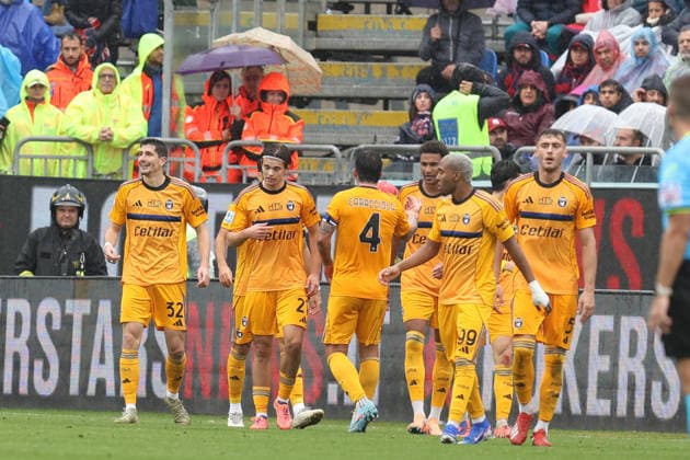 December 21, 2025, Cagliari: Pisa™s Stefano Moreo and players jubilates after scoring the goal 2-2 during the Italian Serie A soccer match Cagliari calcio vs Pisa SC at the Unipol Domus in Cagliari, Italy, 21 December 2025.ANSA FABIO MURRU. Soccer; Serie A:Cagliari Vs Pisa  - ZUMAa110 20251221_zaf_a110_037 Copyright: xFabioxMurrux