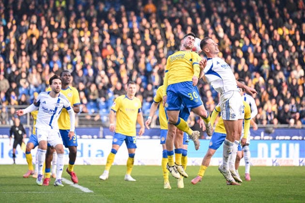 21 12 2025, Football, 2 Bundesliga, Season 2025 2026, Matchday 17, Eintracht Braunschweig FC Schalke 04, Robin Heußer Eintracht Braunschweig , Nikola Katic FC Schalke 04 xRHR PHOTO YYx Copyright: KROEGER RHR-FOTOx RHR-FOTO YY