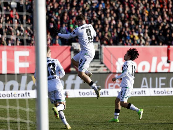 Germany Soccer, 2 Bundesliga 2025 26, 17 Matchday 1 FC Nürnberg vs Hannover 96 Max Morlock Stadion Nürnberg Goal celebration for 1 0 Benjamin Källman Kallman Hannover 96, 9 Daisuke Yokota Hannover 96, 18 Copyright: xChristopherxRupprechtx