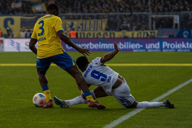 iGermany, Soccer, 2 Bundesliga, Matchday 17 2025 2026 Eintracht Braunschweig Schalke 04 on 21 12 in Braunschweig Eintracht Stadion Patrick Nkoa Eintracht Braunschweig 3 Moussa Sylla FC Schalke 04 9 Copyright: xSvenxHeidmannx