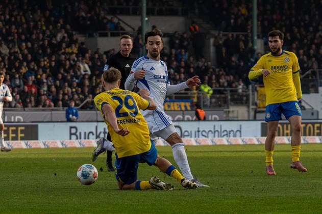 Germany, Soccer, 2 Bundesliga, Matchday 17 2025 2026 Eintracht Braunschweig Schalke 04 on 21 12 in Braunschweig Eintracht Stadion Lukas Frenkert Eintracht Braunschweig 29 Kenan Karaman FC Schalke 04 19 Copyright: xSvenxHeidmannx