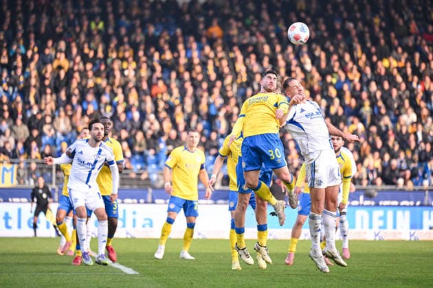 21 12 2025, Football, 2 Bundesliga, Season 2025 2026, Matchday 17, Eintracht Braunschweig FC Schalke 04, Robin Heußer Eintracht Braunschweig , Nikola Katic FC Schalke 04 xRHR PHOTO YYx Copyright: KROEGER RHR-FOTOx RHR-FOTO YY