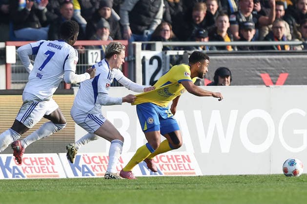 21 12 2025, xtgx, Soccer 2 Bundesliga, Eintracht Braunschweig FC Schalke 04 v l Finn Porath Schalke , Leon Bell Bell Braunschweig, 19 duel, duel, fight, tackle DFL DFB REGULATIONS PROHIBIT ANY USE OF PHOTOGRAPHS as IMAGE SEQUENCES and or QUASI VIDEO Braunschweig