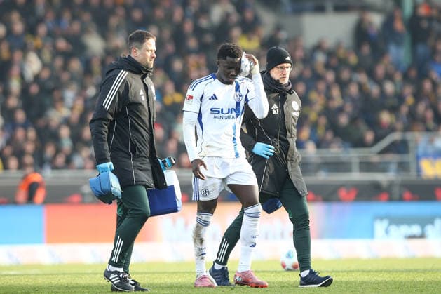 21 12 2025, xtgx, Fußball 2 Bundesliga, Eintracht Braunschweig FC Schalke 04 v l Christian Gomis Schalke with ice pack, verletzt, Verletzung, injury, injured DFL DFB REGULATIONS PROHIBIT ANY USE OF PHOTOGRAPHS as IMAGE SEQUENCES and or QUASI VIDEO Braunschweig