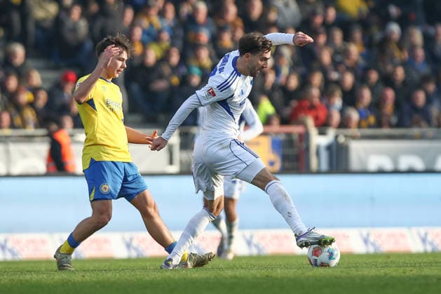 21 12 2025, xtgx, Soccer 2 Bundesliga, Eintracht Braunschweig FC Schalke 04 v l Max Marie Braunschweig, 15 , Kenan Karaman Schalke, 19 DFL DFB REGULATIONS PROHIBIT ANY USE OF PHOTOGRAPHS as IMAGE SEQUENCES and or QUASI VIDEO Braunschweig