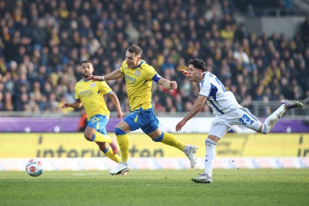 21 12 2025, xtgx, Football 2 Bundesliga, Eintracht Braunschweig FC Schalke 04 v l Sven Koehler Köhler, Braunschweig, 27 , Soufiane El Faouzi Schalke, 23 duel, duel, fight, tackle DFL DFB REGULATIONS PROHIBIT ANY USE OF PHOTOGRAPHS as IMAGE SEQUENCES and or QUASI VIDEO Braunschweig
