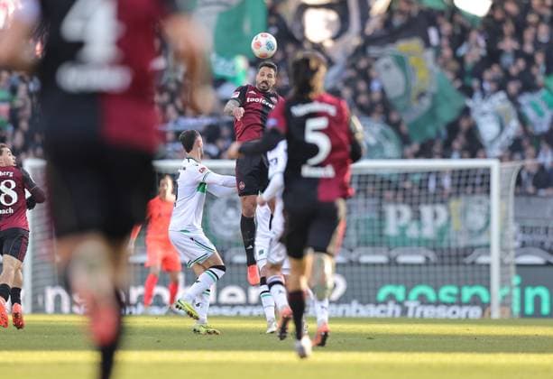 21 12 2025 Soccer Season 2025 2026 2 Soccer Bundesliga 17 Matchday 1 FC Nürnberg FCN Club Hannover 96 H96 Sportfoto Zink DaMa xdaxmax DFL regulations prohibit any use of photographs as image sequences and or quasi video only for editorial use Adriano Grimaldi 33, 1 FC Nürnberg FCN with header header extension to Rafael Lubach 18, 1 FC Nürnberg FCN scene before goal to 1 1